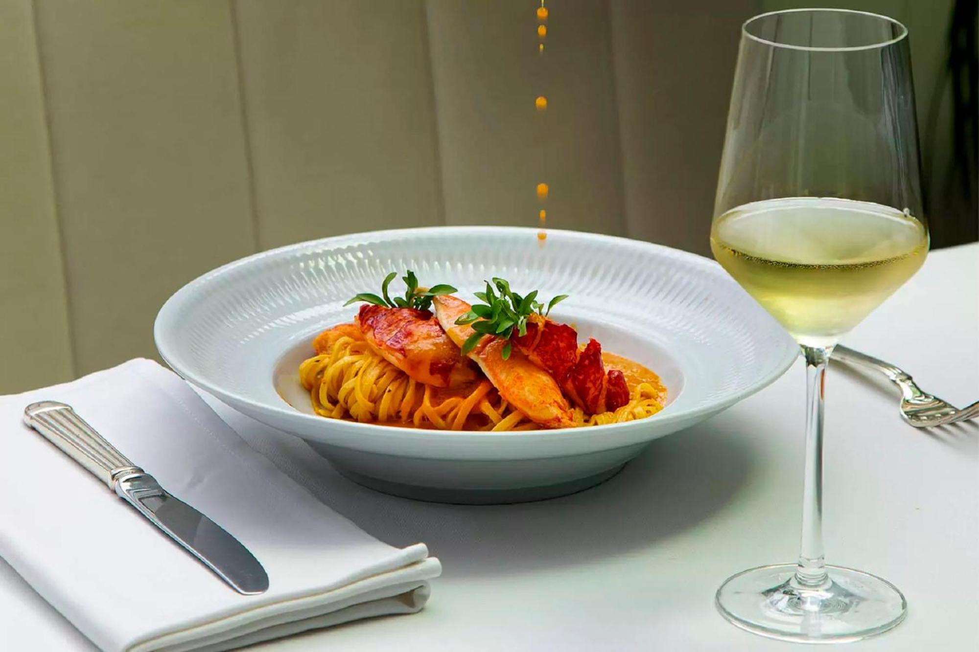 Grande Real Villa Itália Hotel&Spa Cascais Esterno foto A glass of white wine with a pasta dish